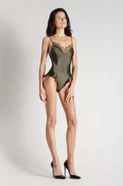 Maison Close Body String En Soie Et Dentelle - Rendez-vous Kaki 13 Maison Close Body String En Soie Et Dentelle - Rendez-vous Kaki -Maison Close Magasin body string rendez vous kaki 3