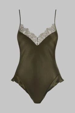 Maison Close Body String En Soie Et Dentelle - Rendez-vous Kaki 11 Maison Close Body String En Soie Et Dentelle - Rendez-vous Kaki -Maison Close Magasin body string rendez vous kaki 5