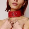 Choker En Cuir Molletonné Rouge Et Attaches Argentées