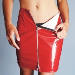 Jupe Courte Ouvrable En Vinyle - Rouge 8 Jupe Courte Ouvrable En Vinyle - Rouge -Maison Close Magasin jupe courte rouge 02