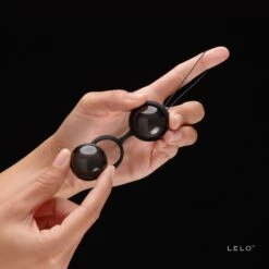 LELO Boules De Geihsa Luna Beads Noires 7 LELO Boules De Geihsa Luna Beads Noires -Maison Close Magasin lunabeads noir hands 1