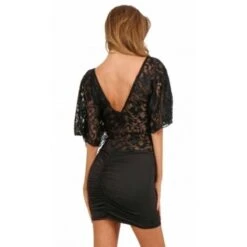 Robe Courte Décolleté En Dentelle