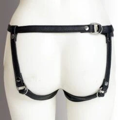 Harnais Pour Gode-ceinture Avec Plastron Amovible Et Attaches D-Ring - Cuir Souple Noir 7 Harnais Pour Gode-ceinture Avec Plastron Amovible Et Attaches D-Ring - Cuir Souple Noir -Maison Close Magasin strapon noir plein anneaux dos