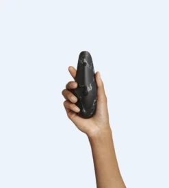 Womanizer Classic 2 Marilyn - Noir Marbré 7 Womanizer Classic 2 Marilyn - Noir Marbré -Maison Close Magasin womanizer classic 2 marilyn noir marbre 5